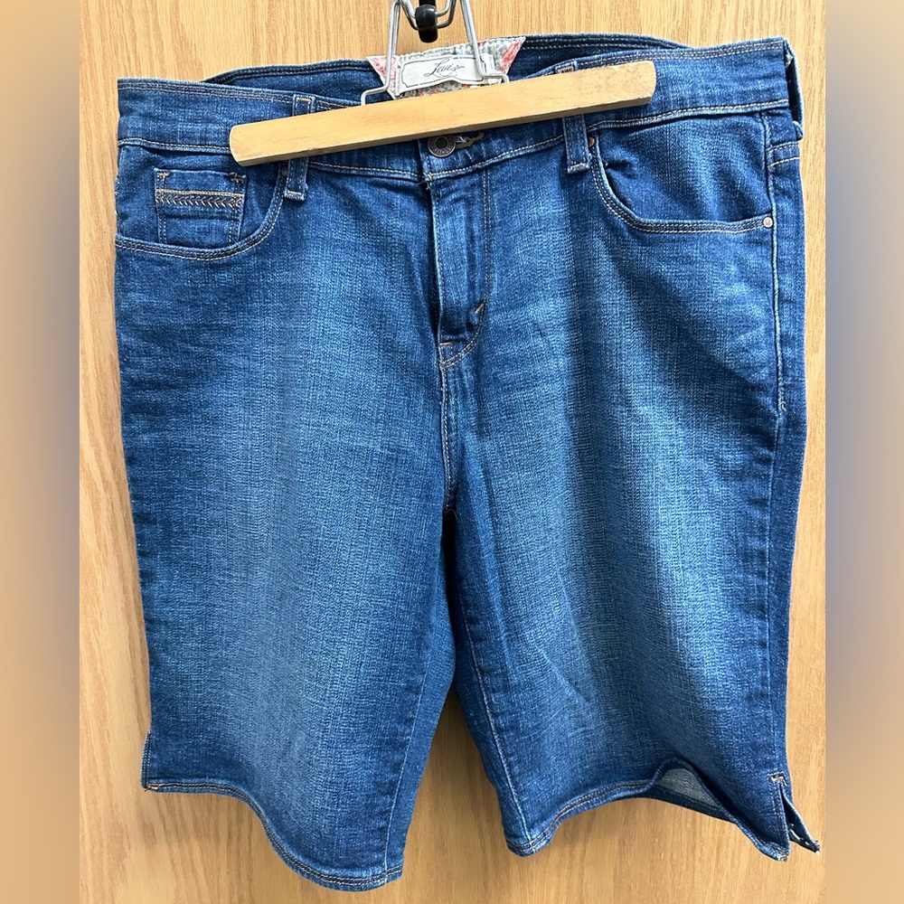 Levi’s Bermuda Shorts Women Denim Dark Wash Five Pocket Stitching Detail Size 10